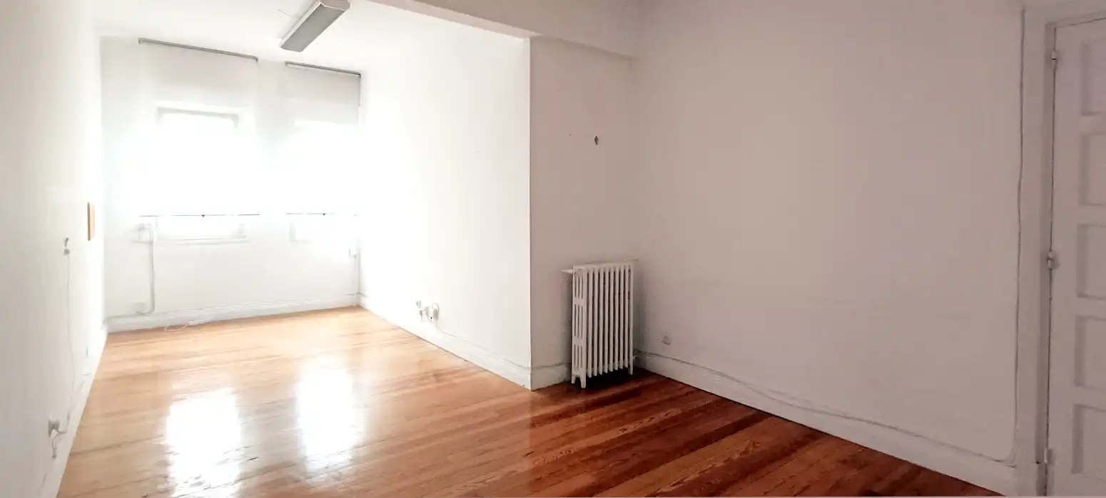 Schlafzimmer von Büro zur Miete in Bilbao  mit Heizung