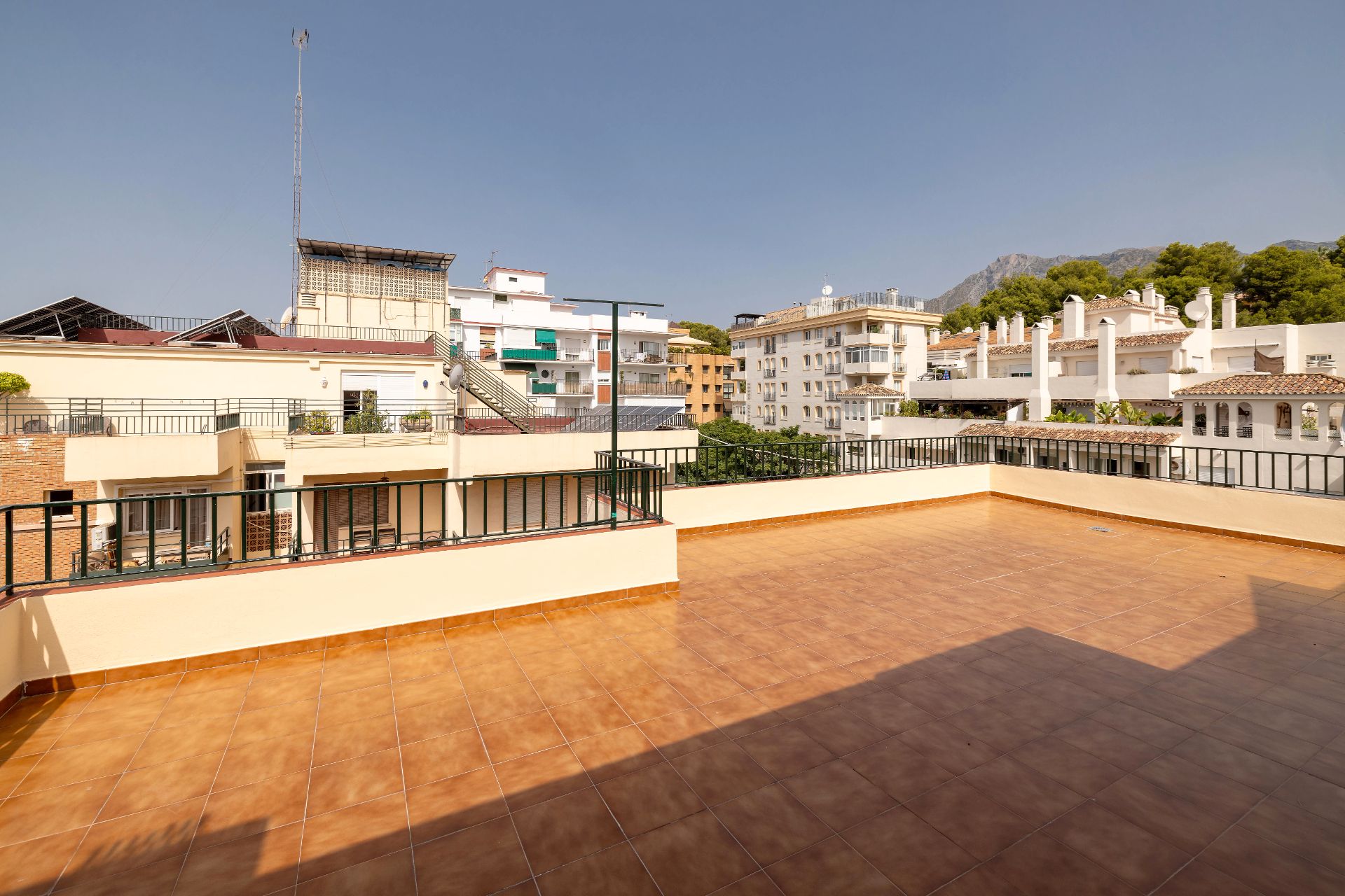 Vista exterior de Àtic en venda en Marbella amb Terrassa