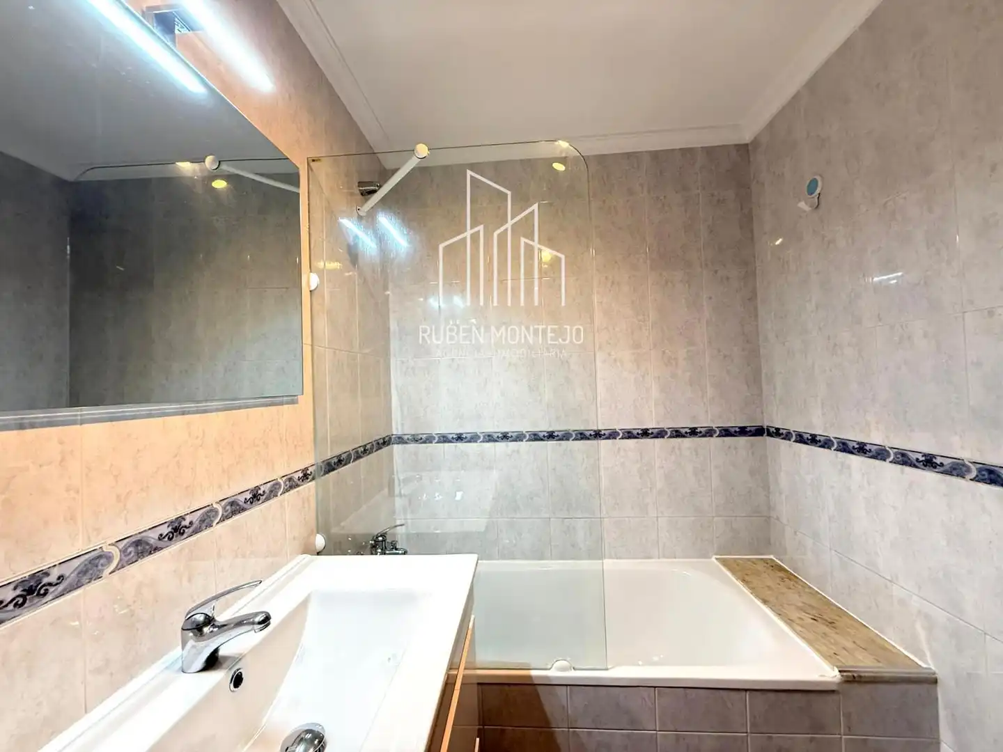Bathroom of Flat for rent in Salamanca  with Heating, Parquet flooring and Terrace
