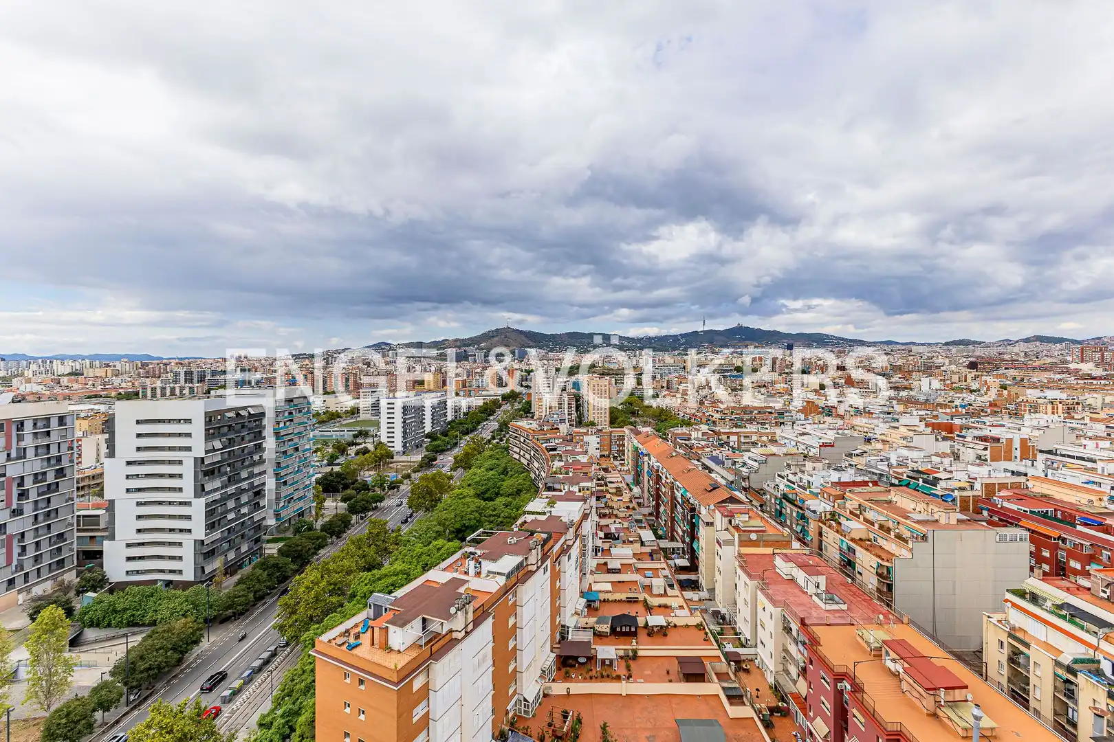 Vista exterior de Àtic en venda en L'Hospitalet de Llobregat amb Aire condicionat, Calefacció i Parquet