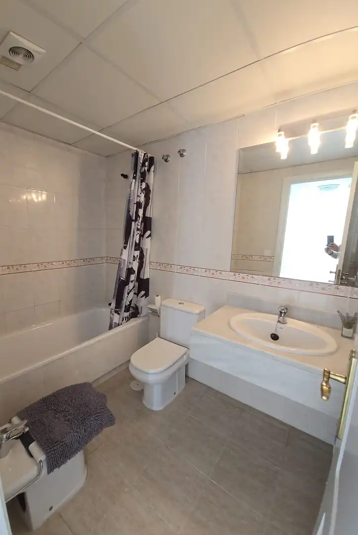 Badezimmer von Dachboden zur Miete in Marbella mit Klimaanlage, Terrasse und Möbliert