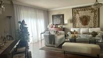 Sala d'estar de Casa adosada en venda en Pozuelo de Alarcón amb Piscina