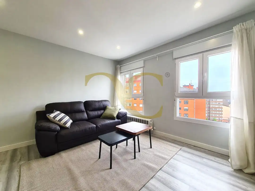 Sala de estar de Piso en venta en Oviedo  con Calefacción y Amueblado