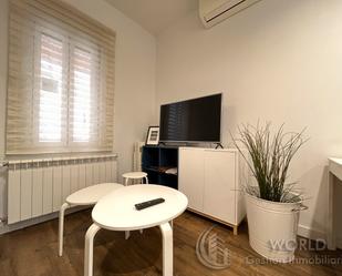 Sala d'estar de Apartament de lloguer en  Madrid Capital amb Aire condicionat