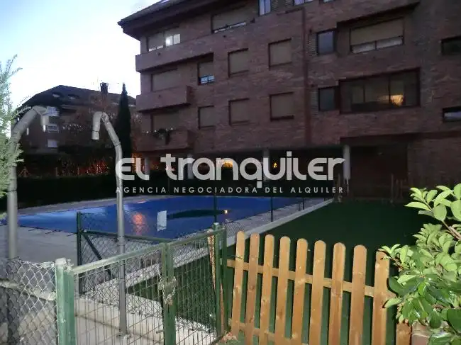 Piscina de Dúplex de alquiler en Majadahonda con Trastero, Piscina y Lavadora