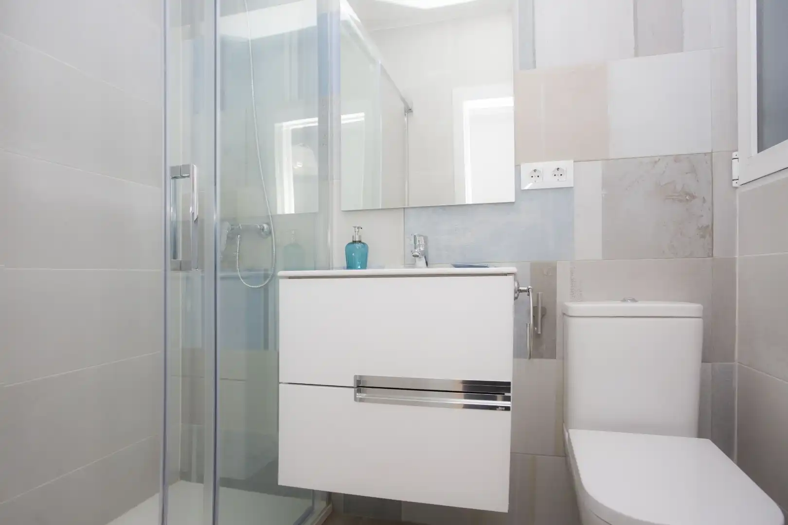 Bathroom of Flat for share in Valencia  with Air Conditioner, Parquet flooring and Furnished