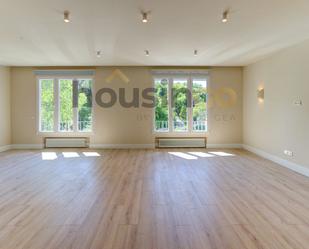 Sala d'estar de Pis en venda en  Madrid Capital amb Calefacció, Parquet i TV
