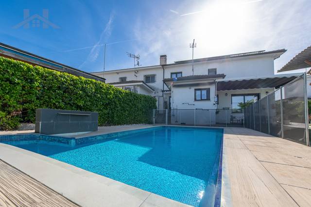 Casa adosada en Venta en Calle Canario en Los Villares