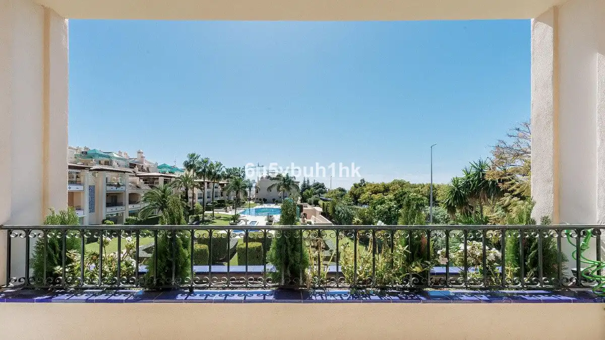 Penthouse with pool for sale in Milla de Oro