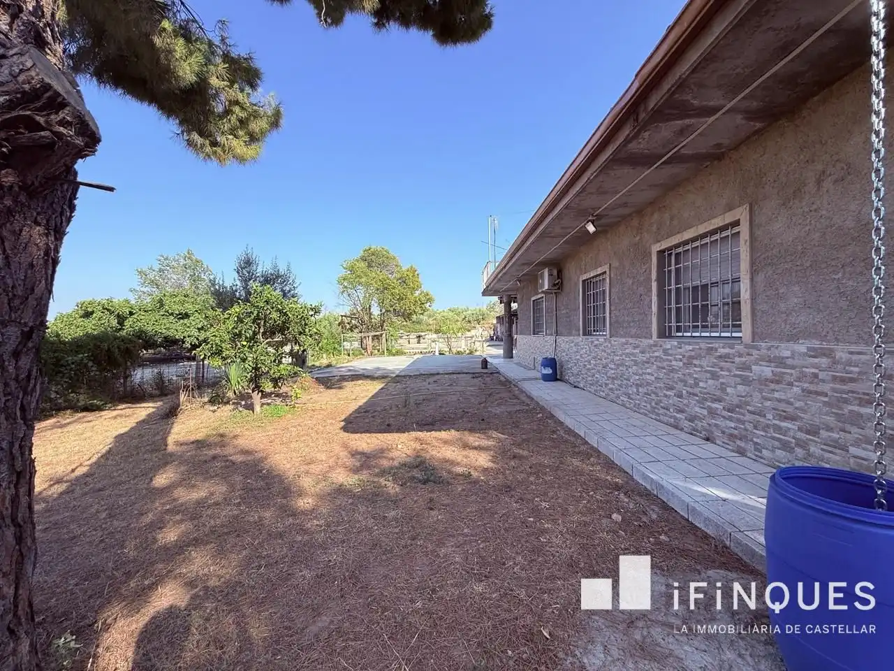 Vista exterior de Casa o xalet en venda en Castellar del Vallès amb Aire condicionat, Jardí privat i Traster