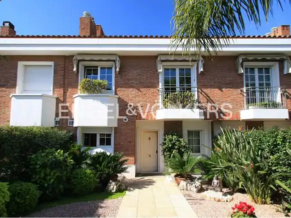 Vista exterior de Casa o chalet en venta en Esplugues de Llobregat con Aire acondicionado, Calefacción y Jardín privado