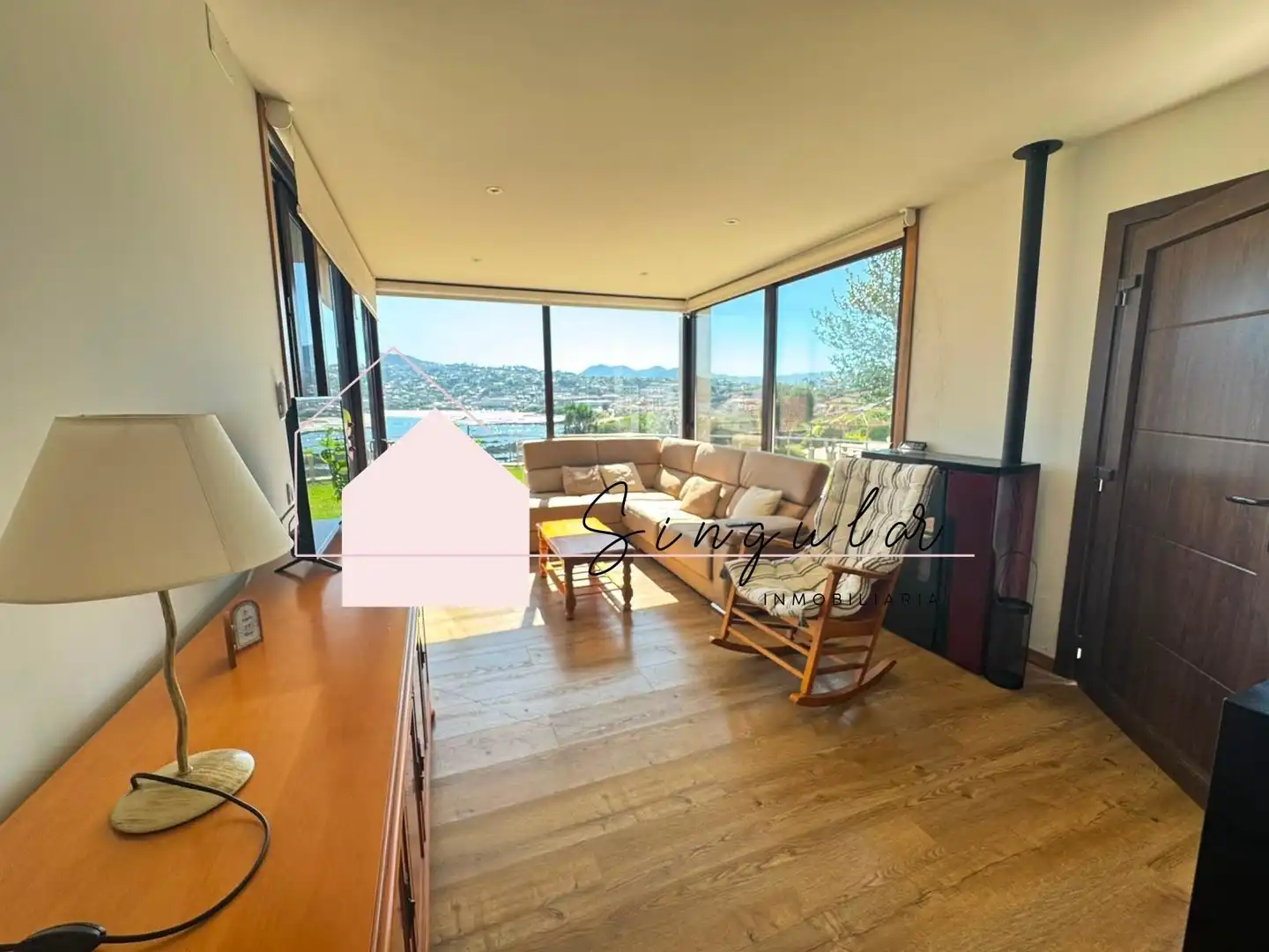 Sala de estar de Casa adosada de alquiler en Nigrán con Jardín privado y Piscina comunitaria