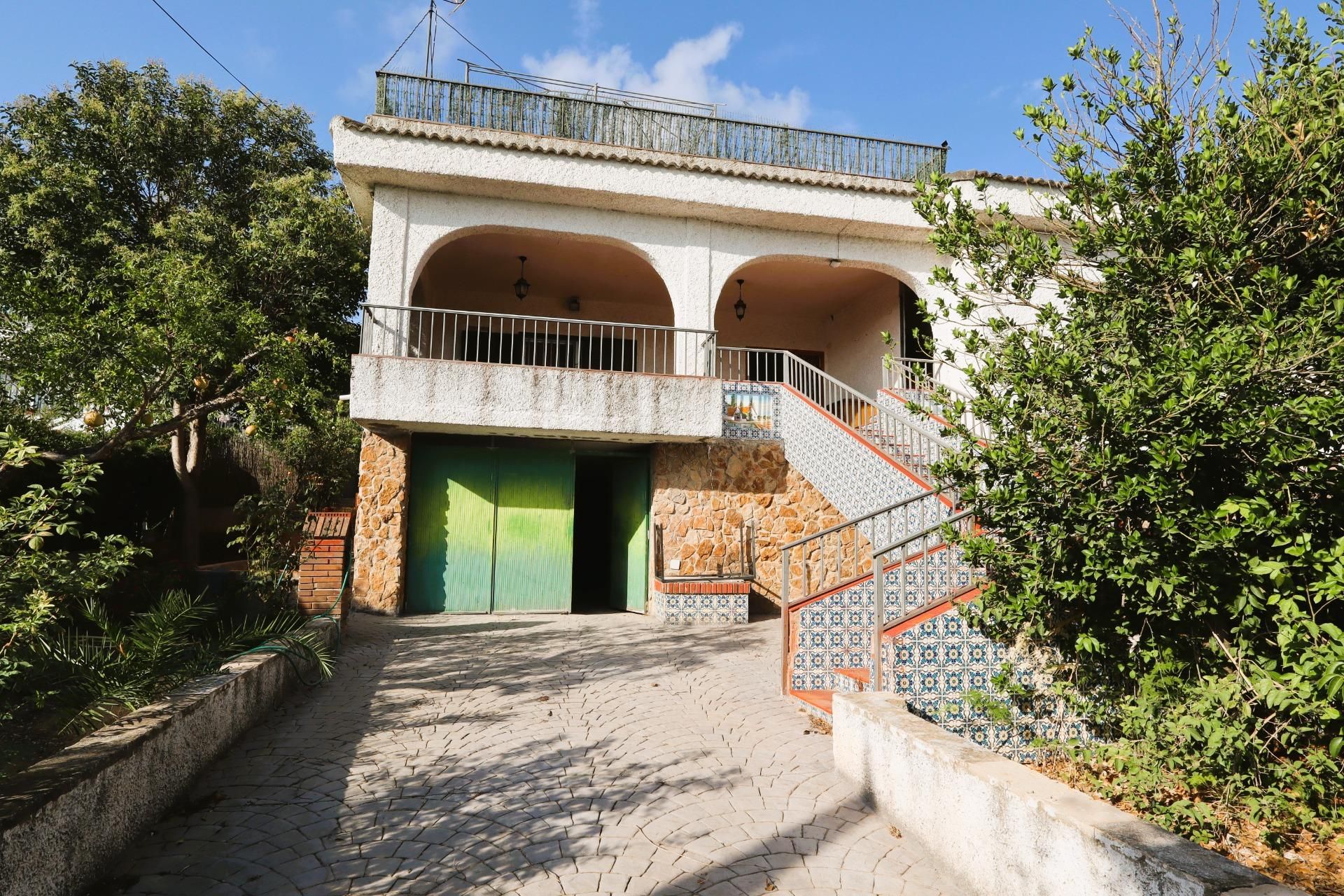 Vista exterior de Casa o xalet en venda en Chiva amb Aire condicionat, Jardí privat i Terrassa