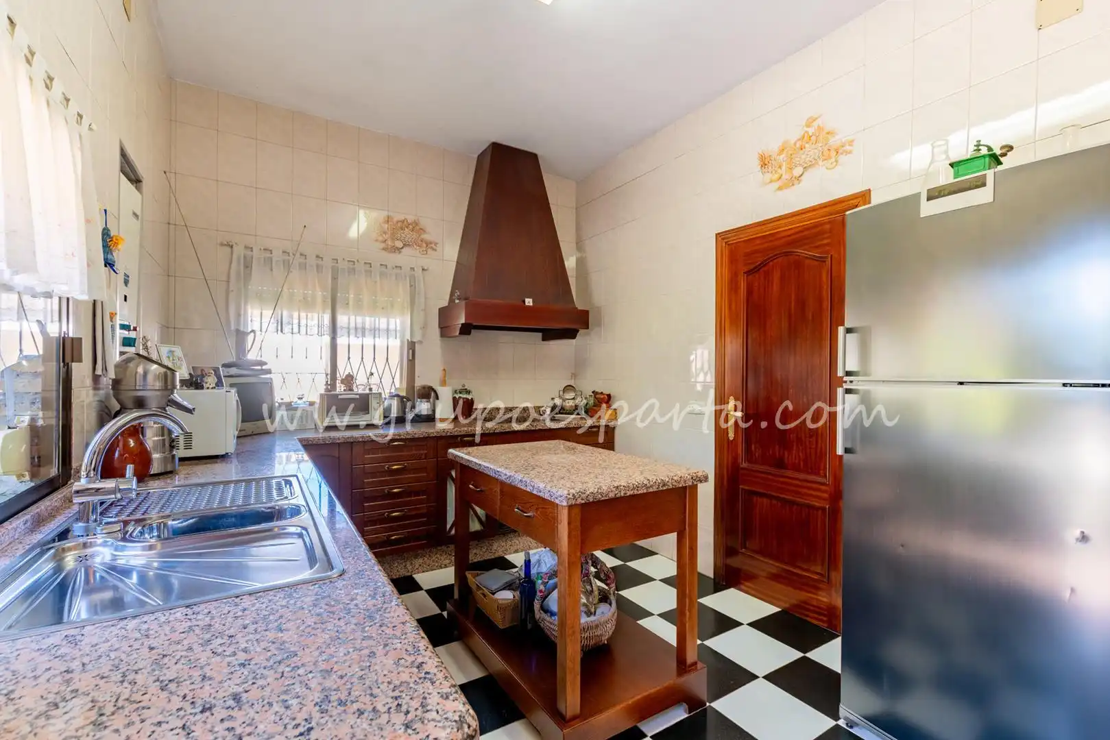 Cuina de Casa o xalet en venda en Espartinas amb Aire condicionat, Jardí privat i Terrassa
