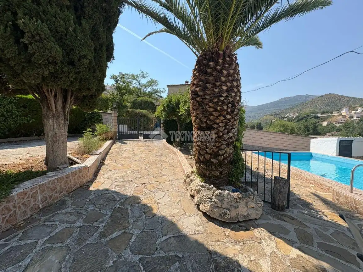 Vista exterior de Casa o xalet en venda en Fuensanta de Martos amb Aire condicionat, Calefacció i Balcó