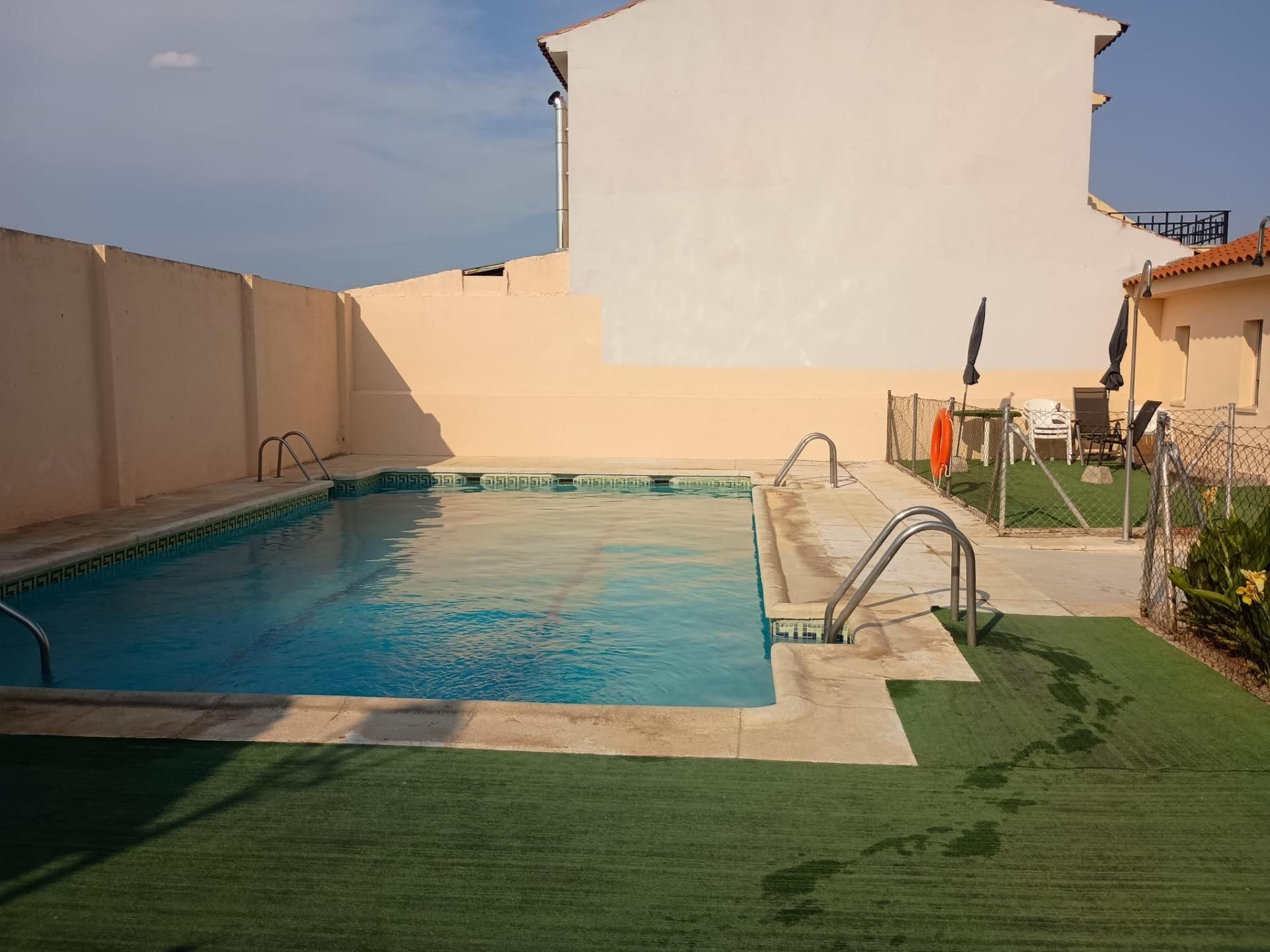 Piscina de Casa adosada en venda en Quismondo amb Aire condicionat, Terrassa i Traster