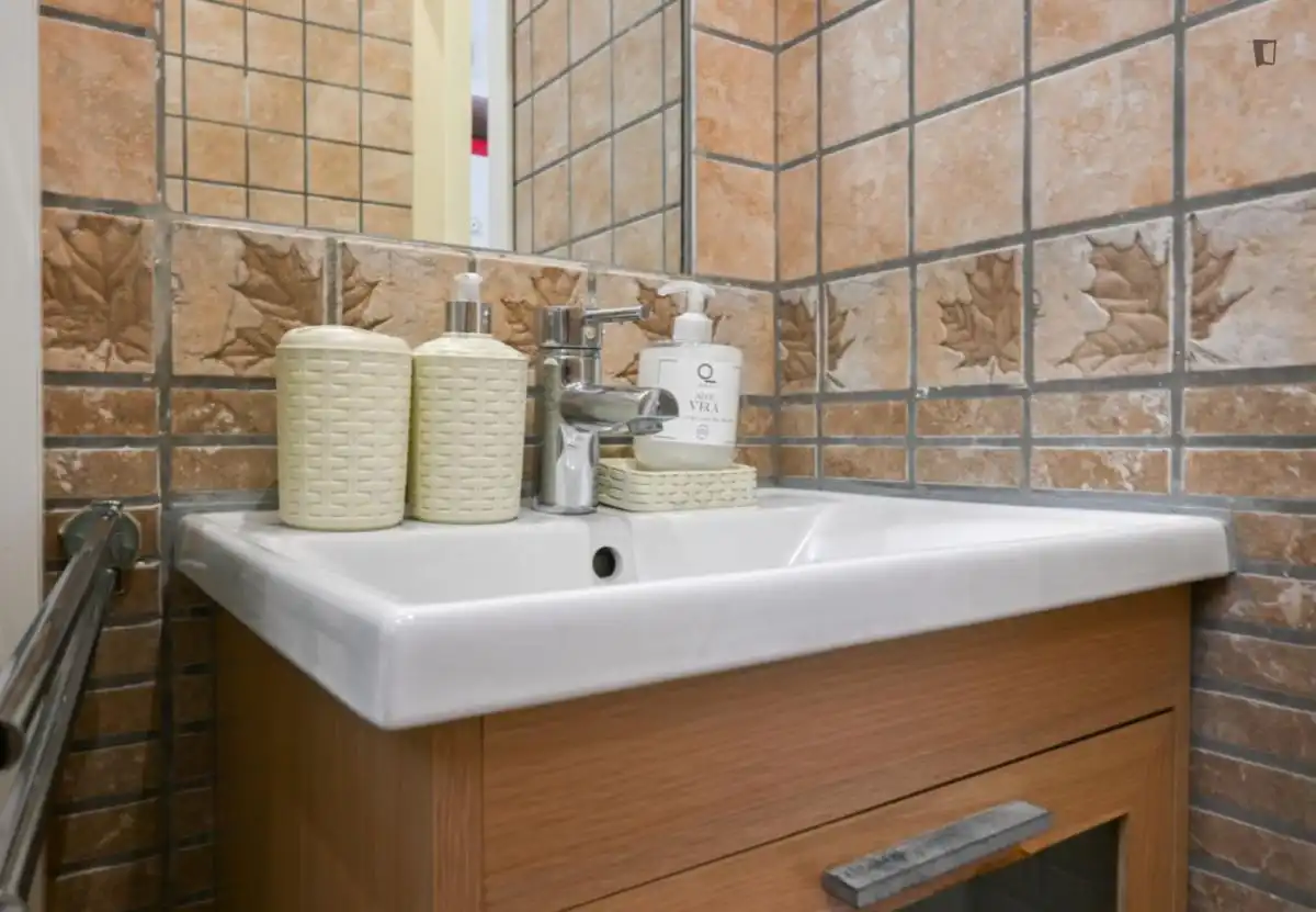 Badezimmer von Wohnungen zur Miete in Madrid mit Klimaanlage, Heizung und Möbliert