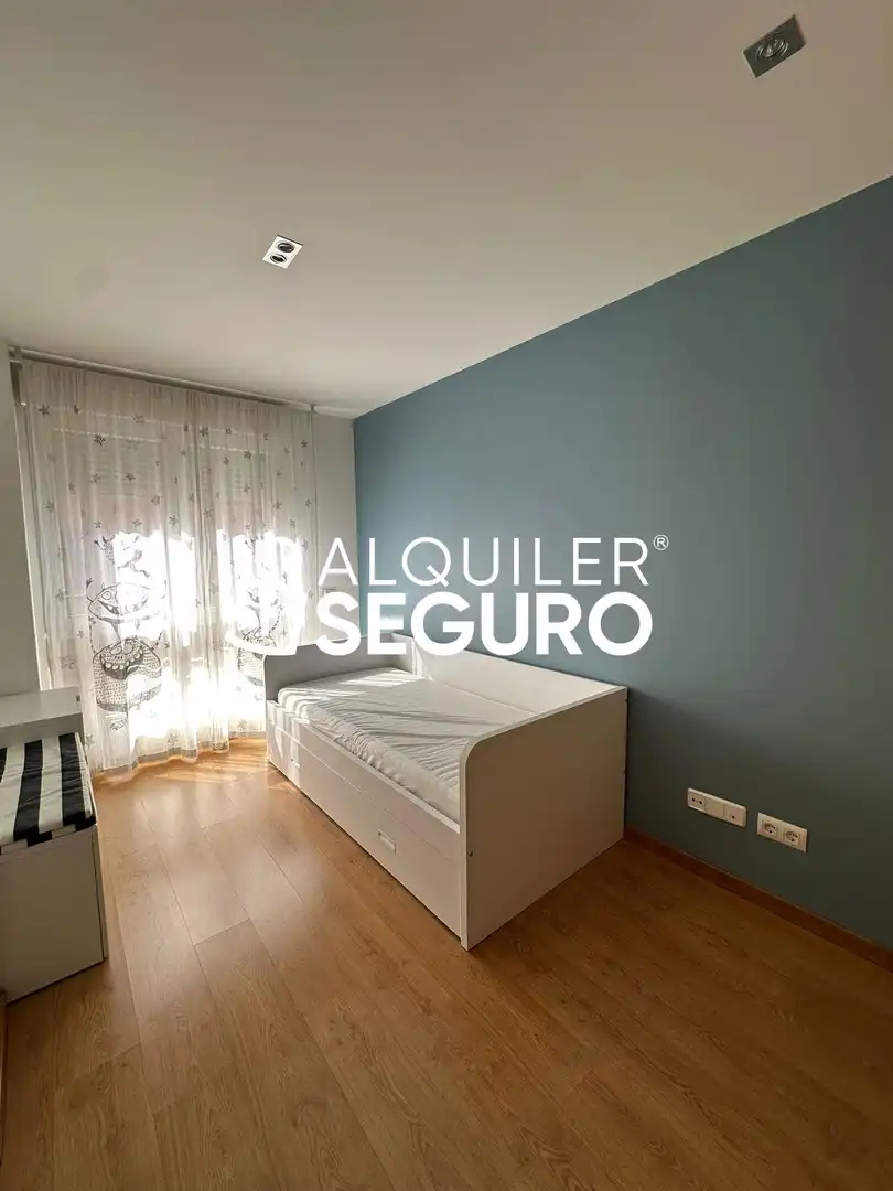 Dormitori de Pis de lloguer en Móstoles amb Aire condicionat, Calefacció i Traster