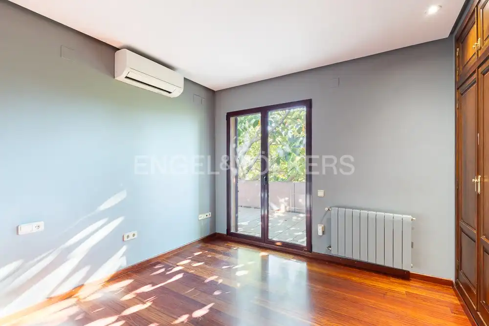 Bedroom of Houses for sale in La Pobla de Vallbona  with Air Conditioner, Heating and Private garden