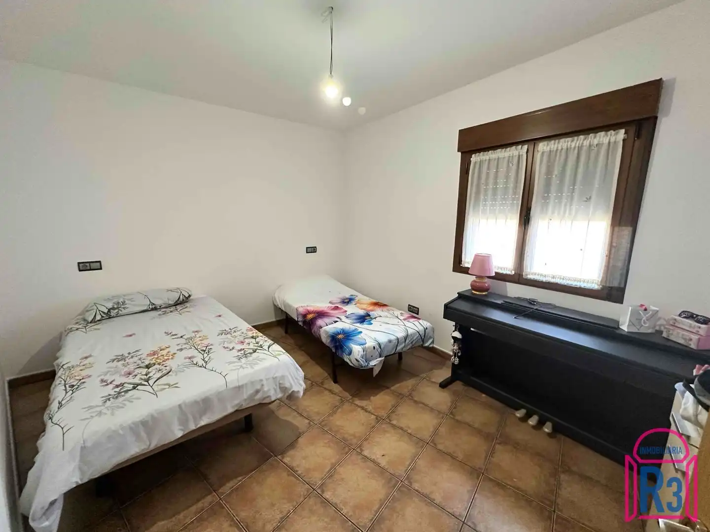 Dormitori de Casa adosada en venda en Cuadros amb Calefacció i Jardí privat