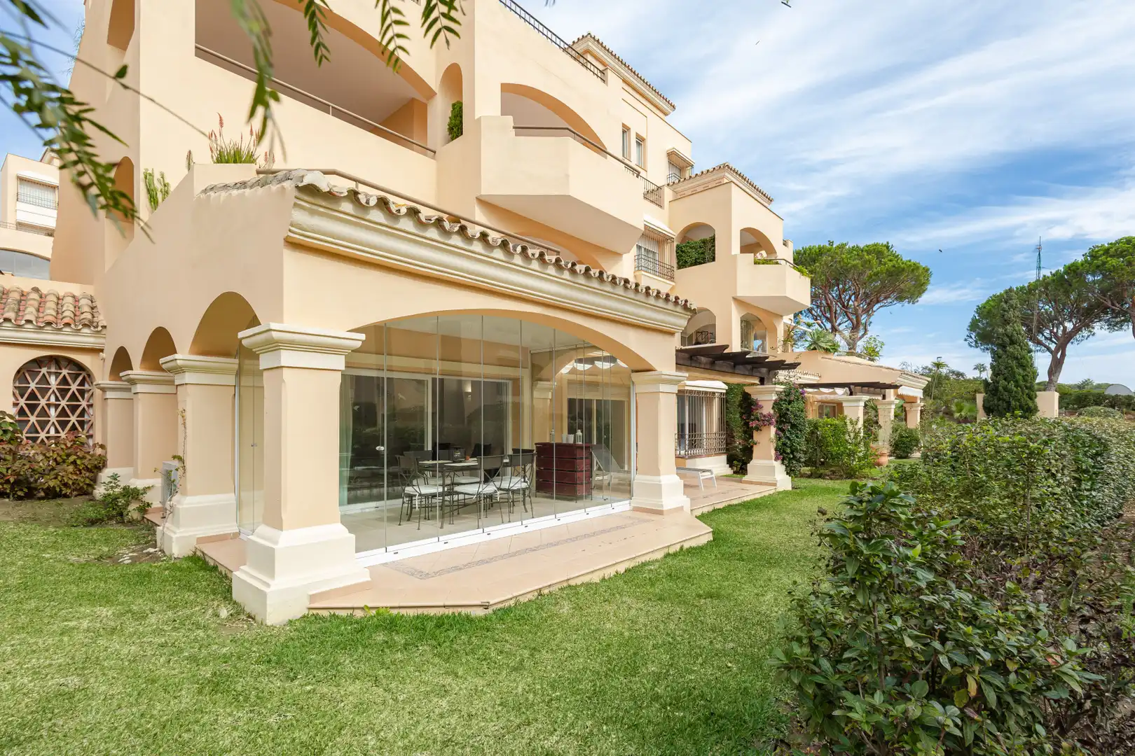 Jardí de Planta baixa en venda en Marbella amb Aire condicionat, Terrassa i Piscina