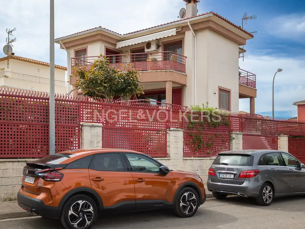 Vista exterior de Casa o xalet en venda en Oliva amb Aire condicionat, Calefacció i Terrassa