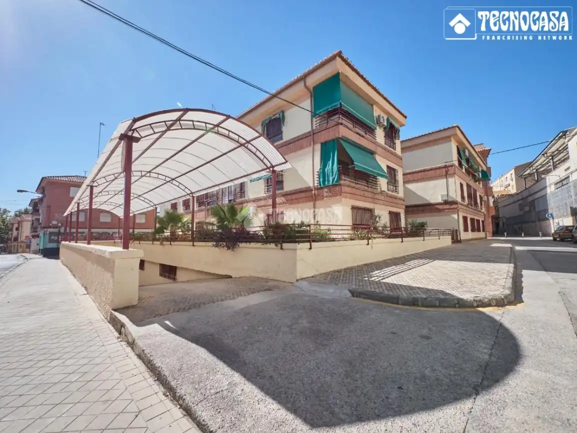 Außenansicht von Garage zum Verkauf in Granada