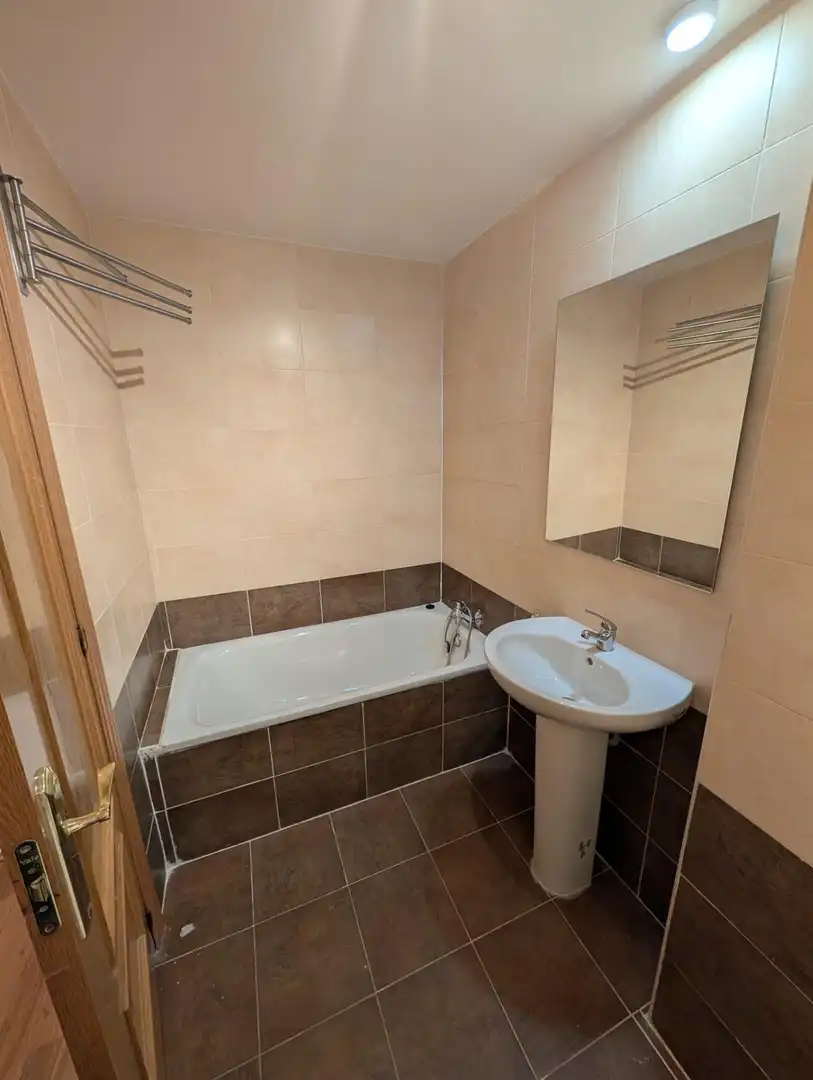 Baño de Piso de alquiler en Ocaña con Terraza y Trastero