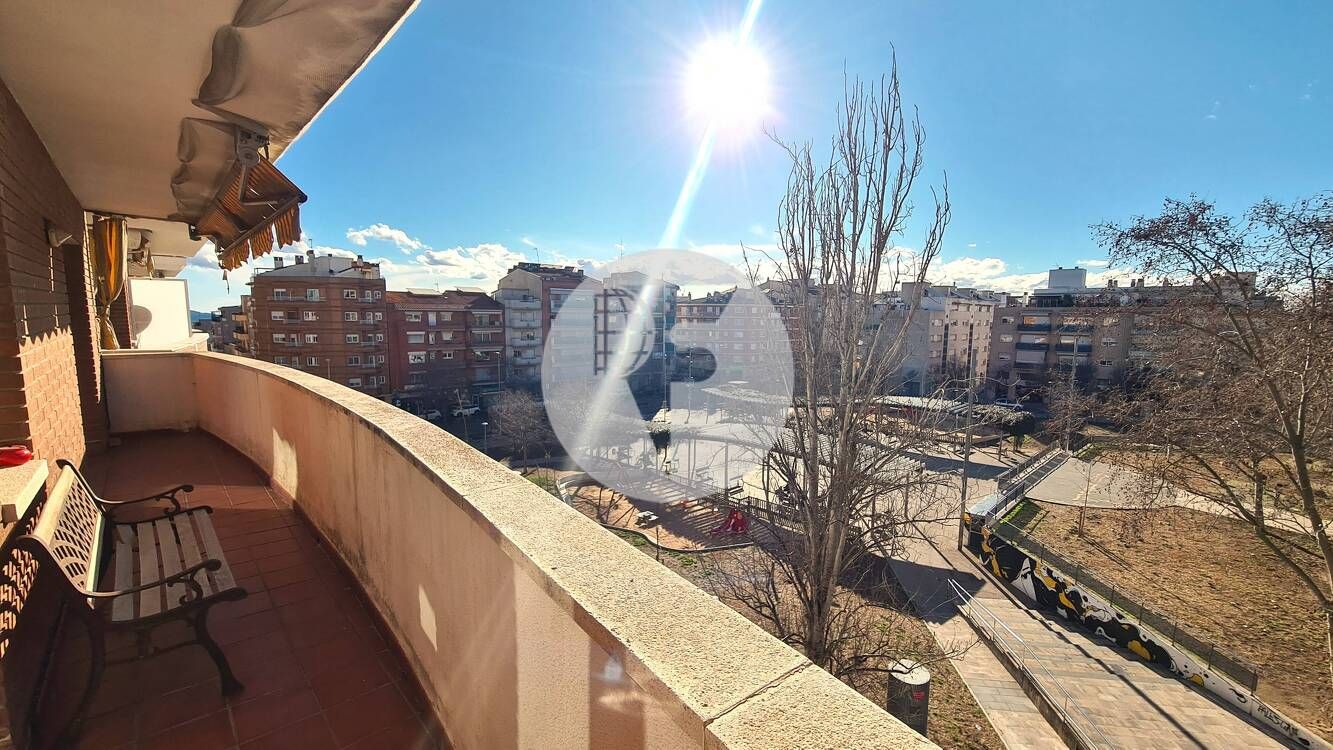 Vista exterior de Pis en venda en Terrassa amb Calefacció i Balcó