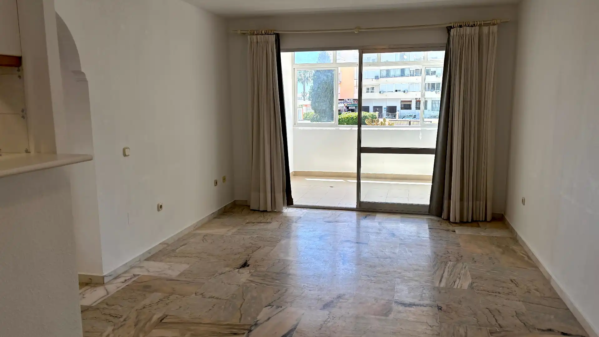 Sala de estar de Piso en venta en Benalmádena con Terraza, Horno y Lavadora