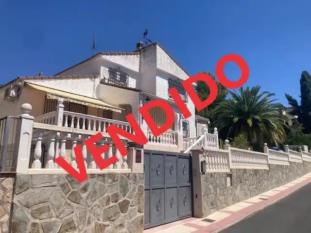 Chalet con jardín en venta en Calle Margarita