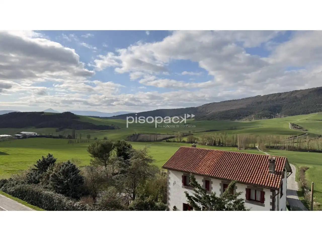 Vista exterior de Finca rústica en venda en Ezcabarte amb Calefacció