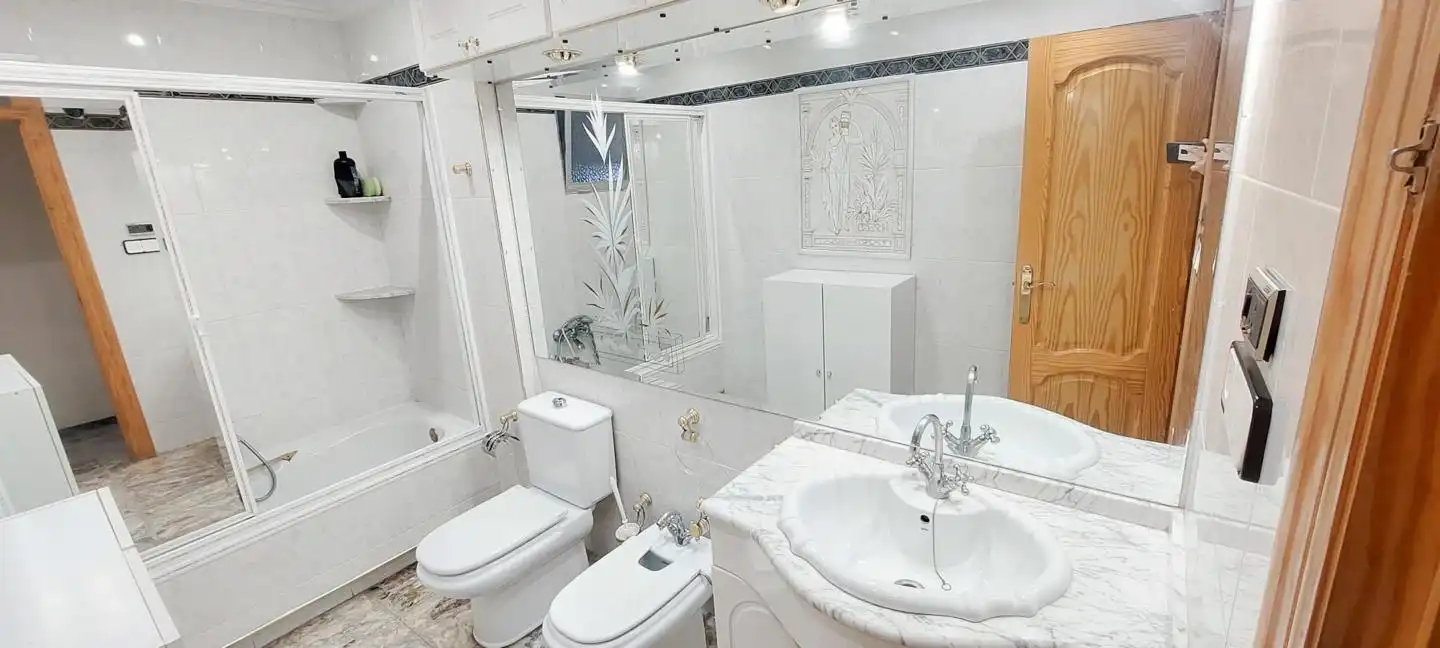 Baño de Piso de alquiler en Elche / Elx con Amueblado y Balcón