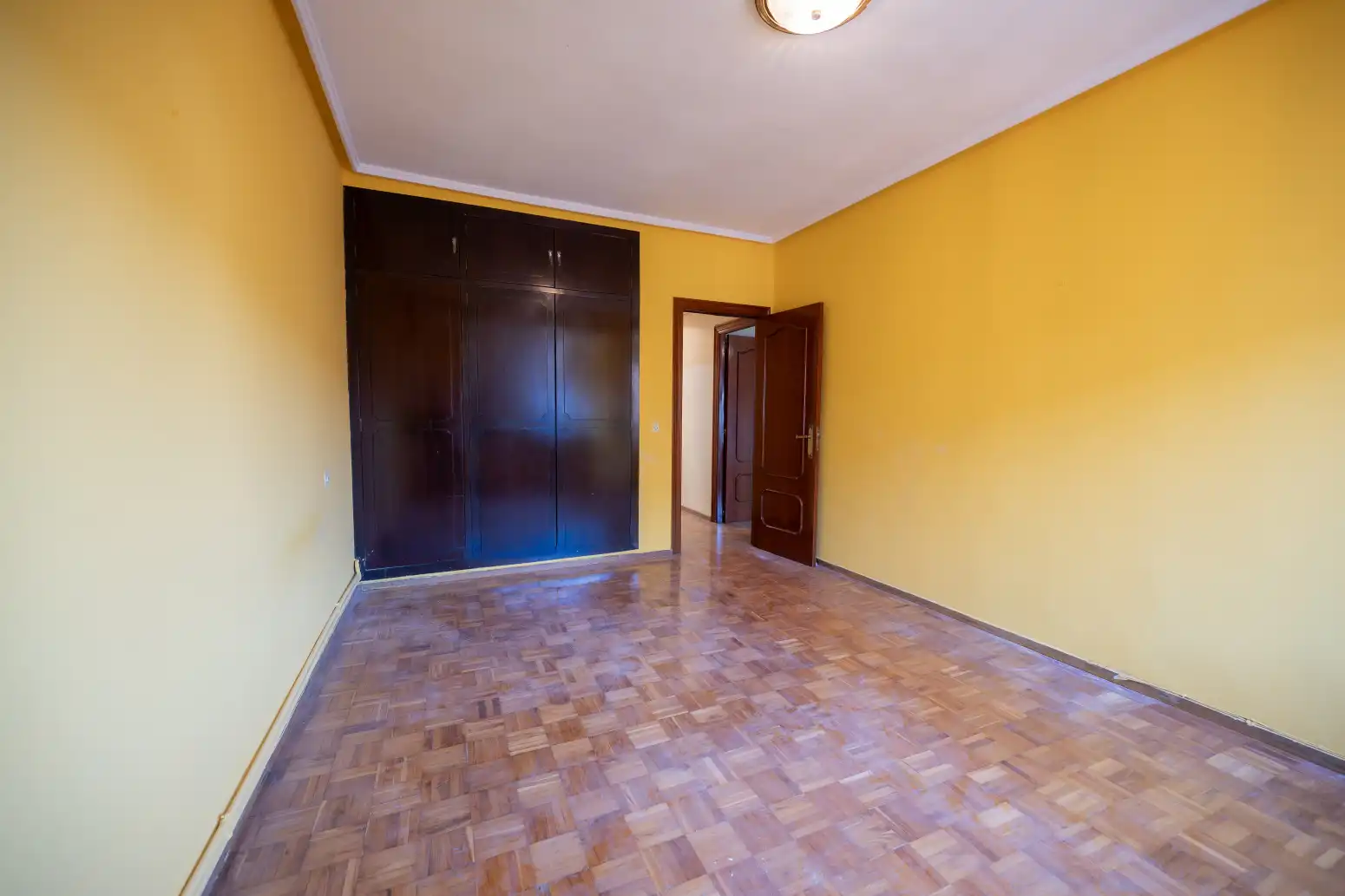 Habitación de Piso en venta en Oviedo  con Calefacción, Parquet y Trastero