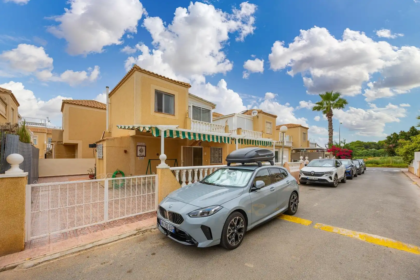Vista exterior de Casa o xalet en venda en Torrevieja amb Aire condicionat, Jardí privat i Piscina