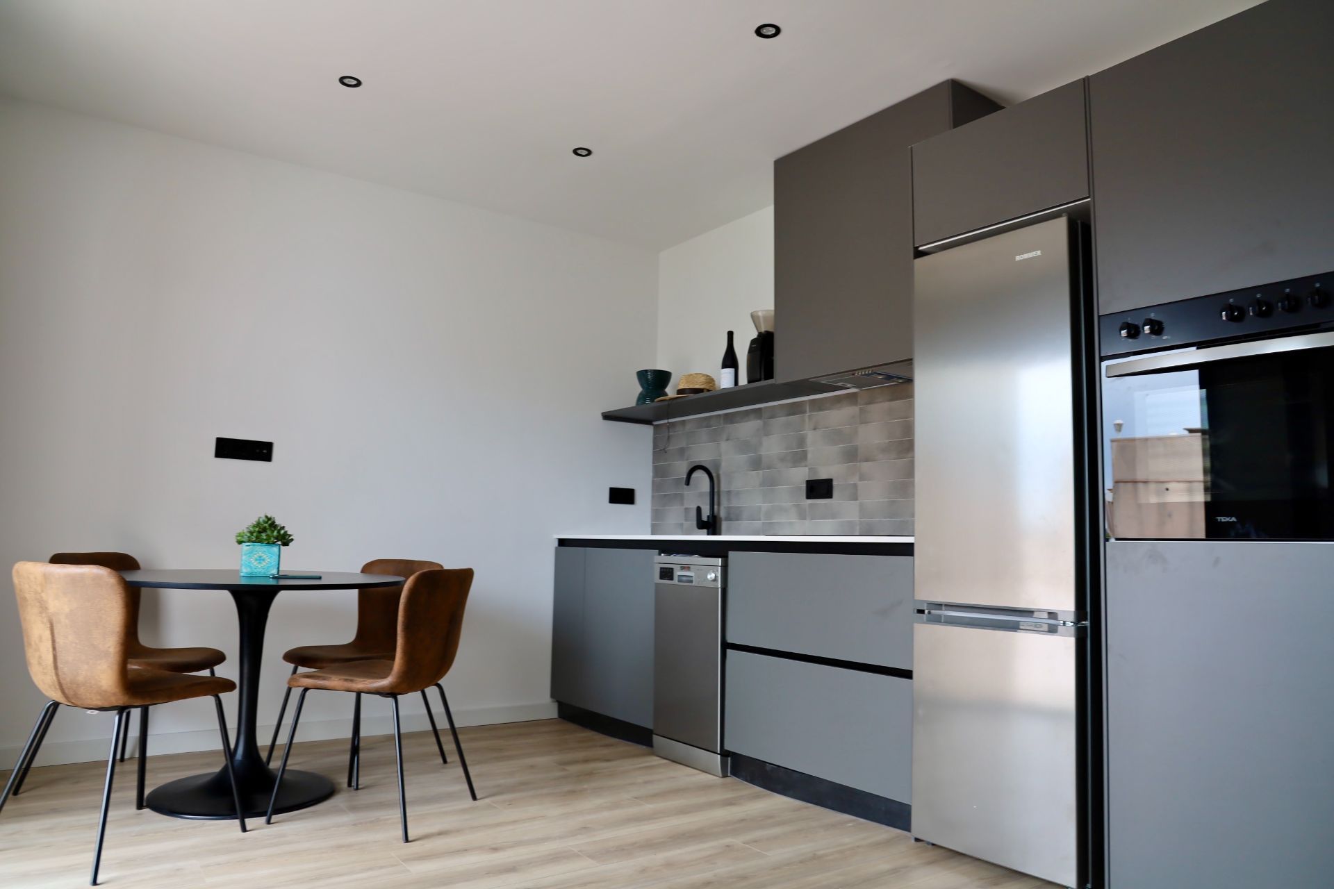 Cuina de Apartament de lloguer en Sitges amb Aire condicionat, Calefacció i Moblat