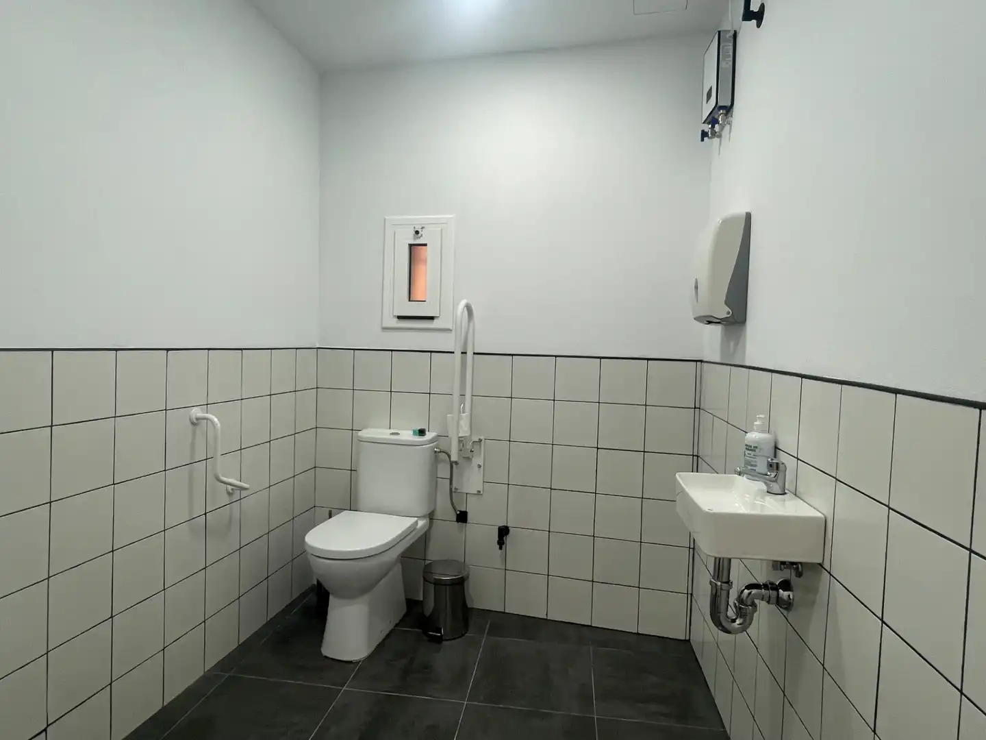 Bany de Local de lloguer en Vimbodí i Poblet amb Aire condicionat, Calefacció i Parquet