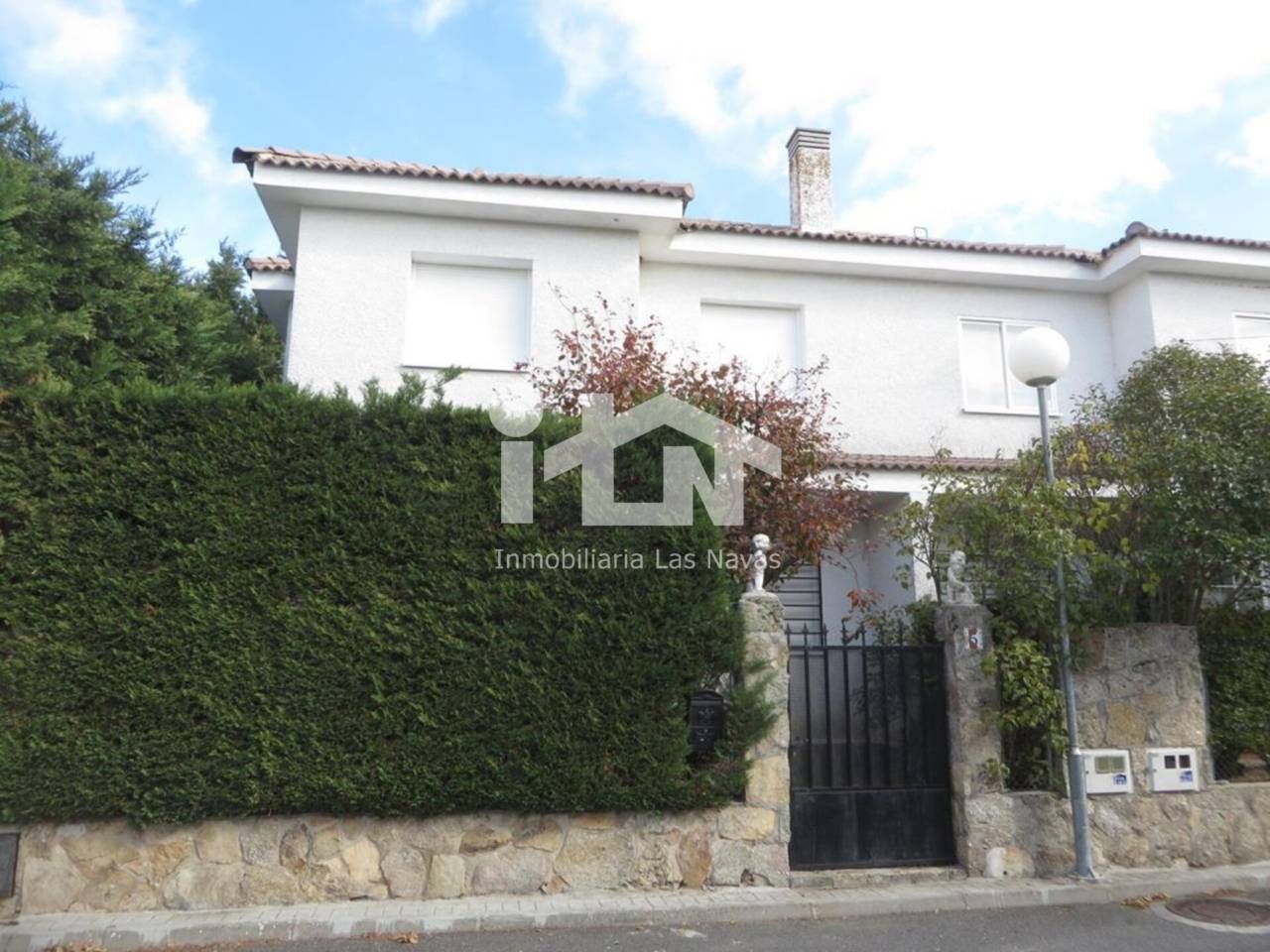 Exterior view of House or chalet for sale in Navalperal de Pinares  with Heating, Private garden and Terrace