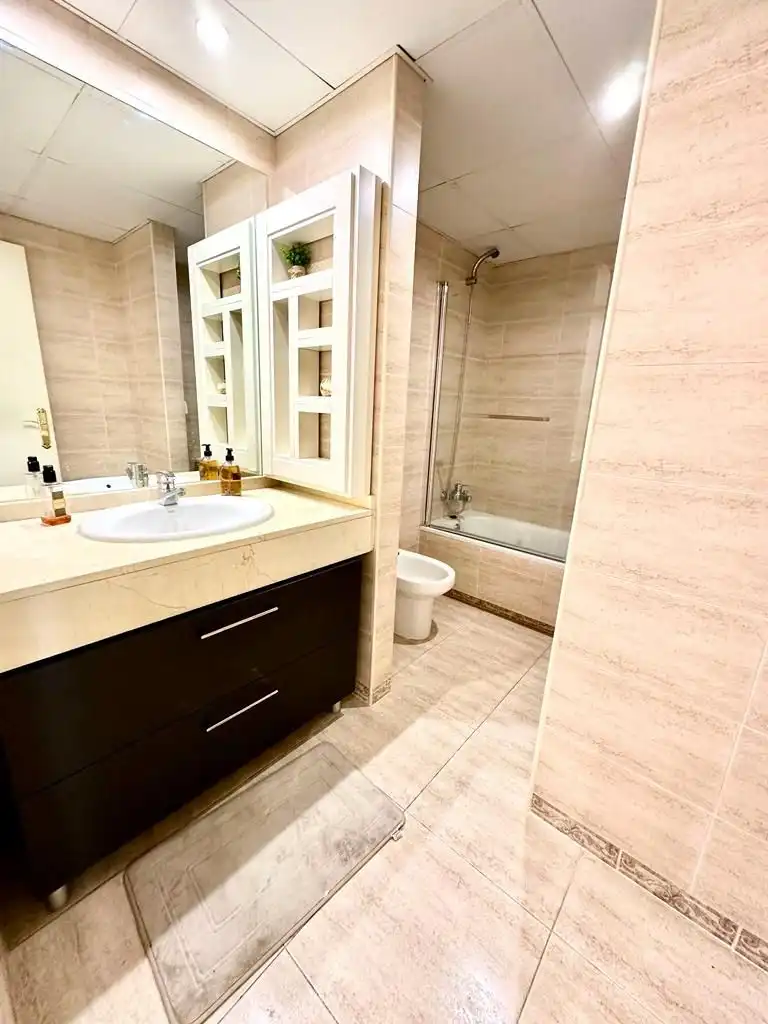 Baño de Apartamento de alquiler en Marbella con Piscina comunitaria