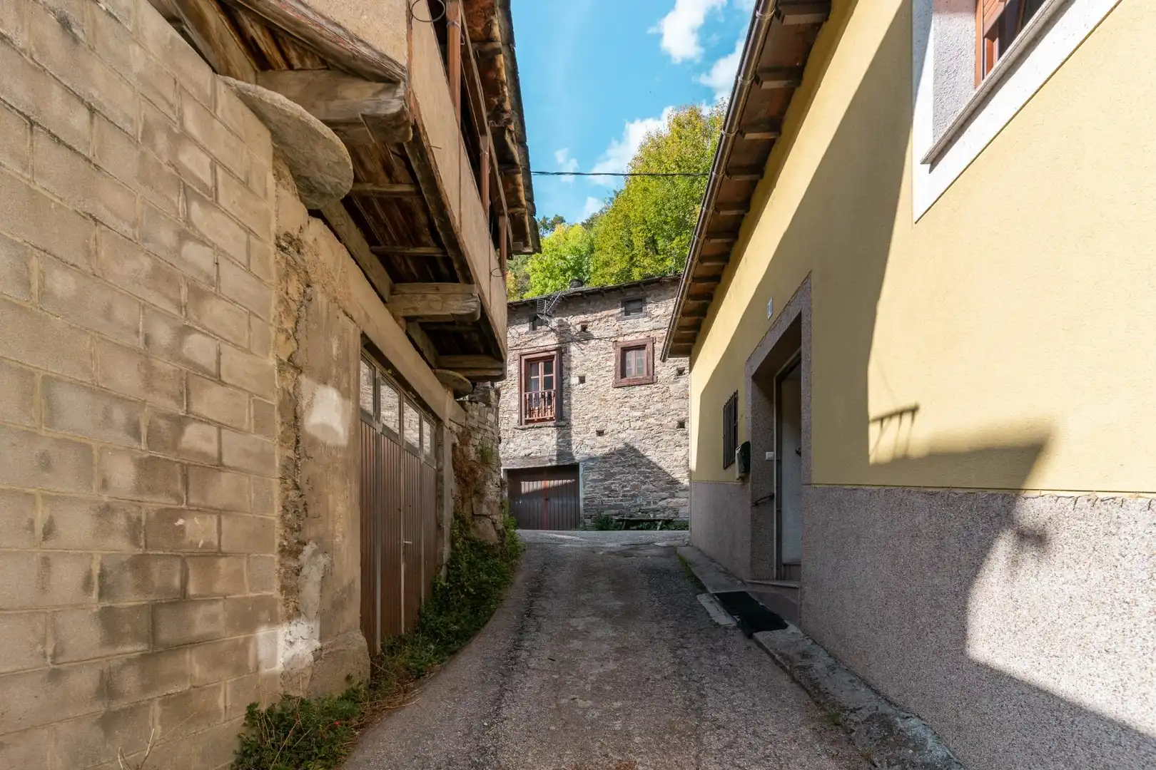 Vista exterior de Casa o xalet en venda en Cangas del Narcea amb Calefacció, Jardí privat i Terrassa