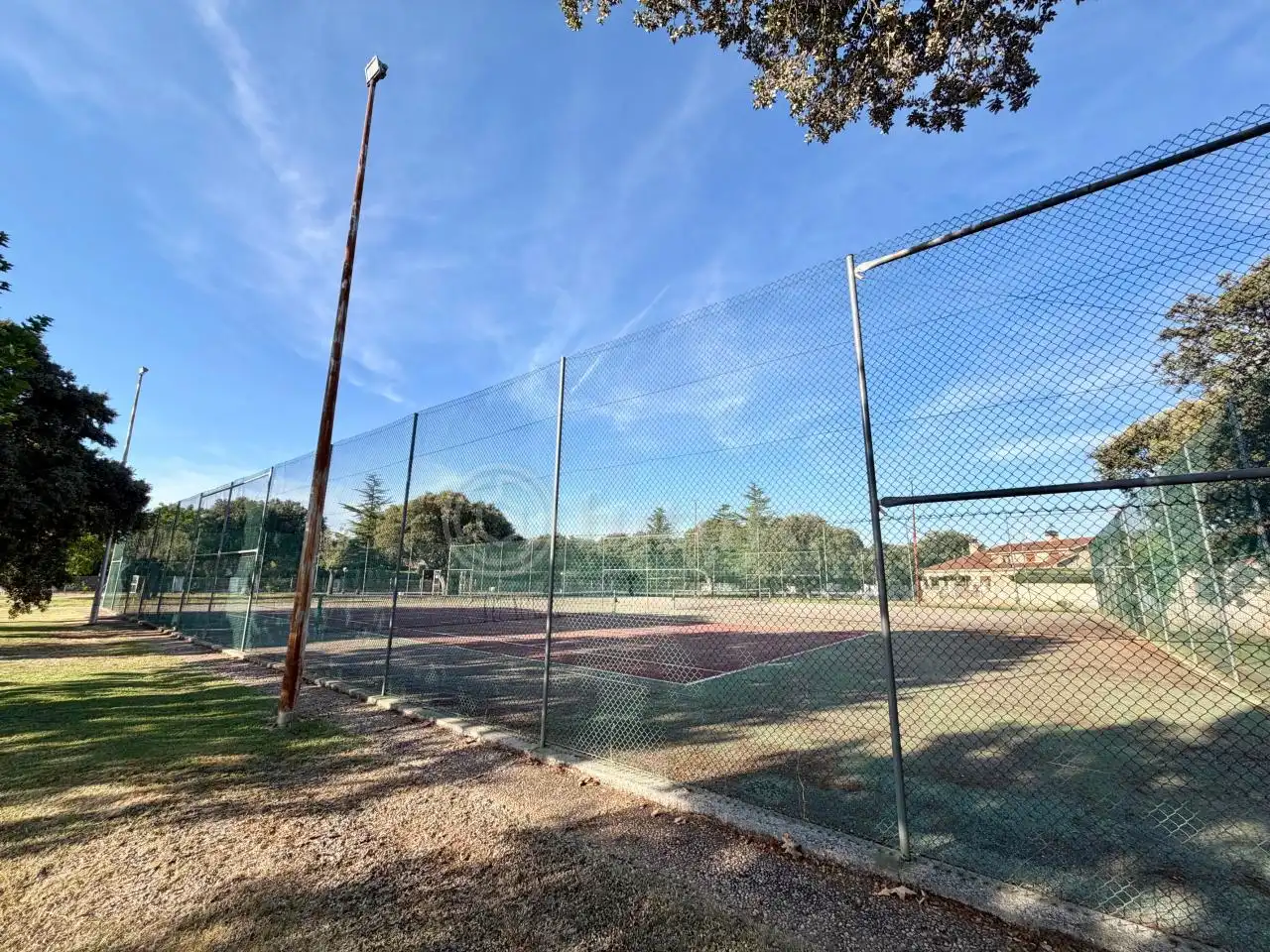 Aparcament de Casa o xalet en venda en Galindo y Perahuy amb Calefacció, Jardí privat i Piscina