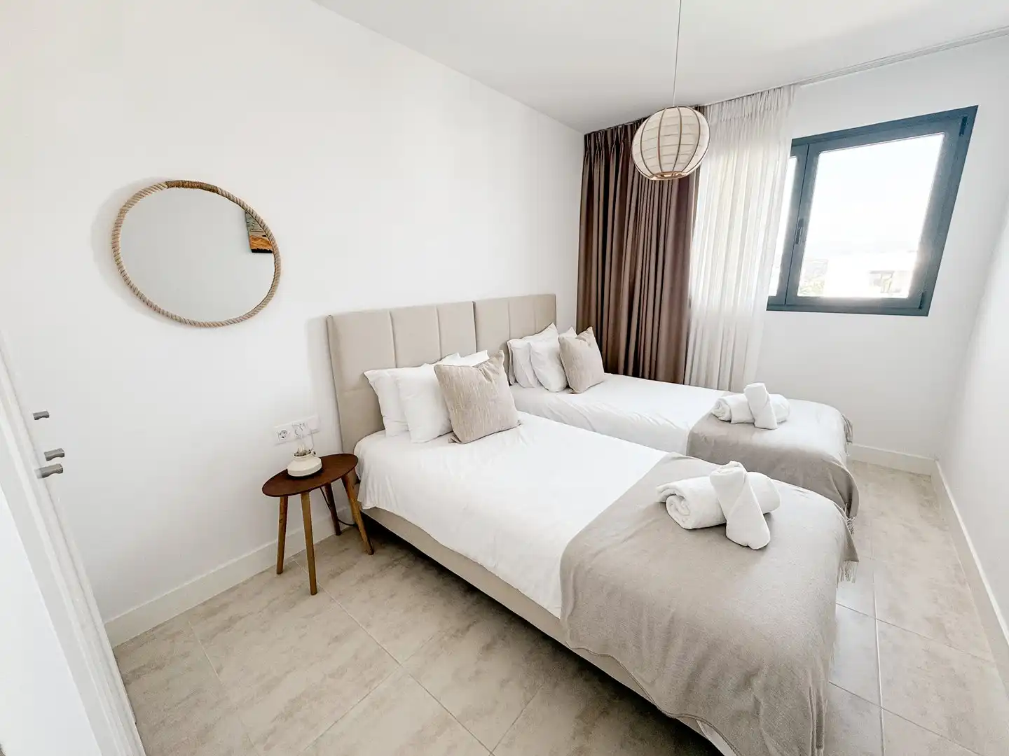 Schlafzimmer von Dachboden zum Verkauf in Manilva mit Klimaanlage, Heizung und Terrasse