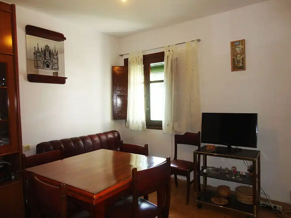 Wohnzimmer von Einfamilien-Reihenhaus zum Verkauf in Salas de los Infantes mit Heizung und Privatgarten