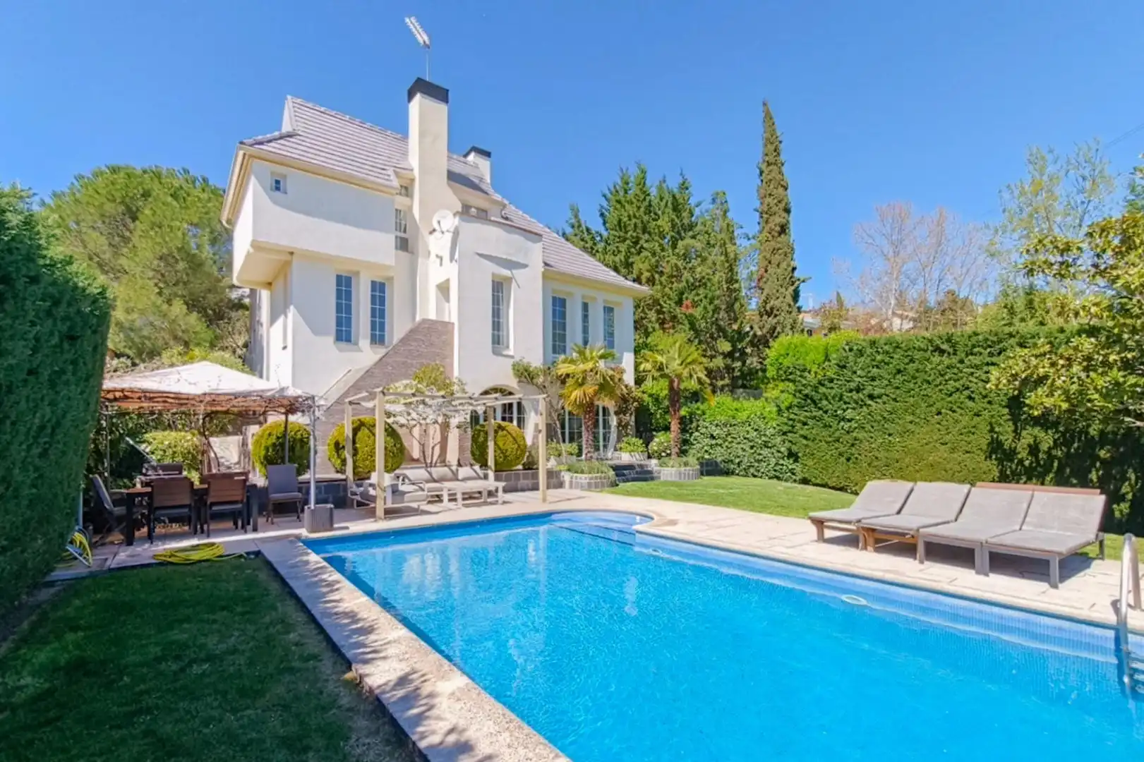 Außenansicht von Haus oder Chalet zum Verkauf in Torrelodones mit Heizung, Privatgarten und Terrasse