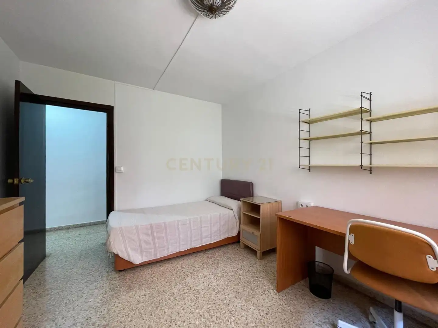Habitación de Piso de alquiler en Granada con Lavadora, Microondas y TV