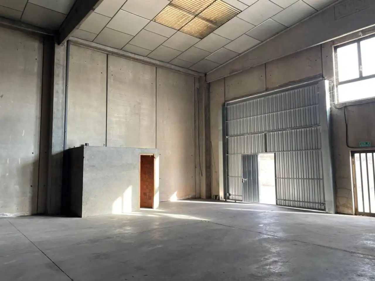 Nave industrial de alquiler en Canovelles