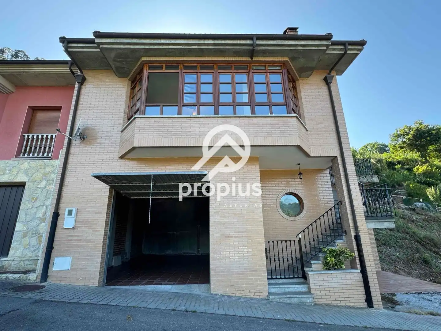Vista exterior de Casa adosada en venta en Piloña con Calefacción, Jardín privado y Parquet