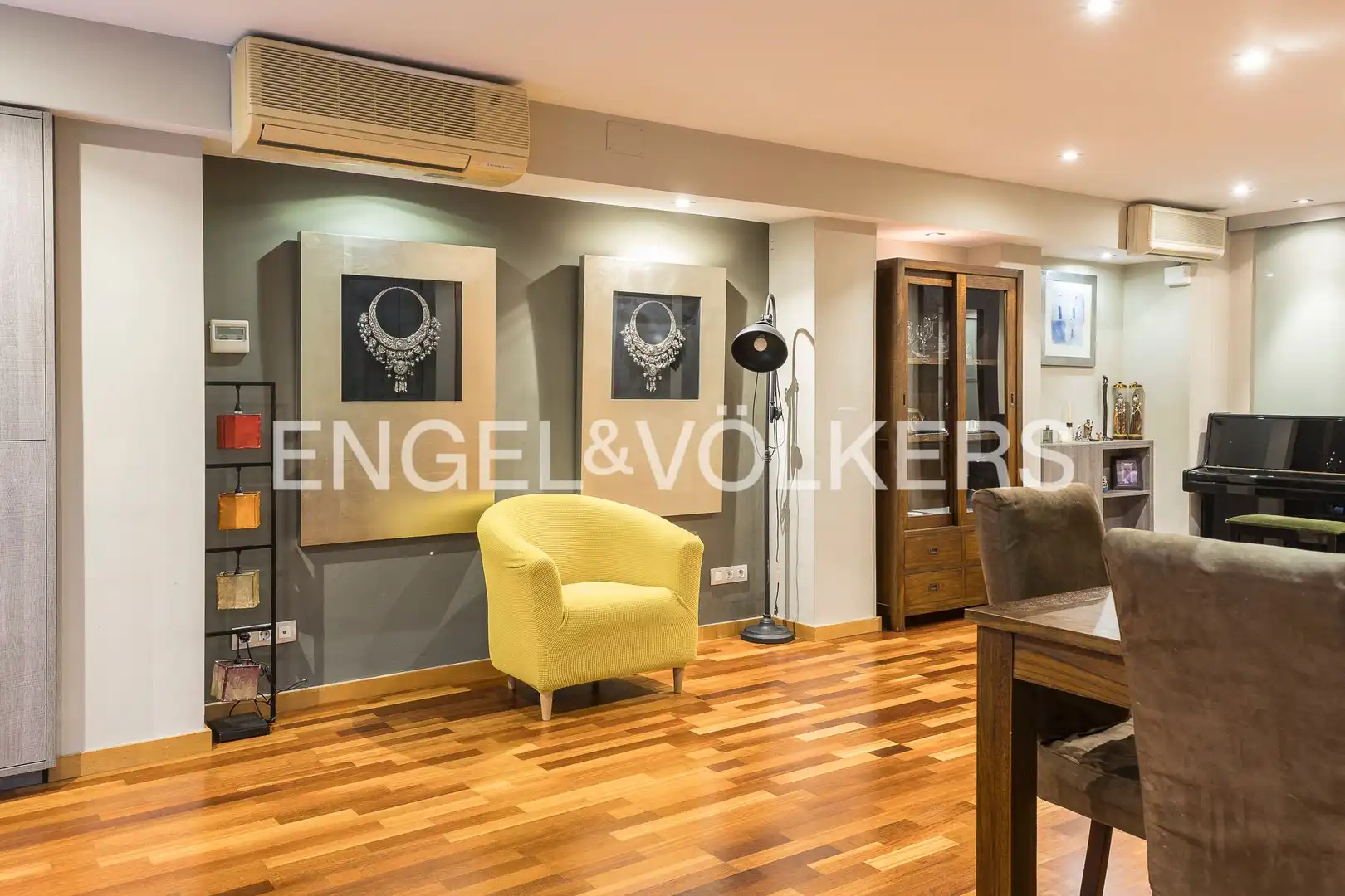 Living room of Duplexes for sale in Barcelona  with Heating, Parquet flooring and Furnished