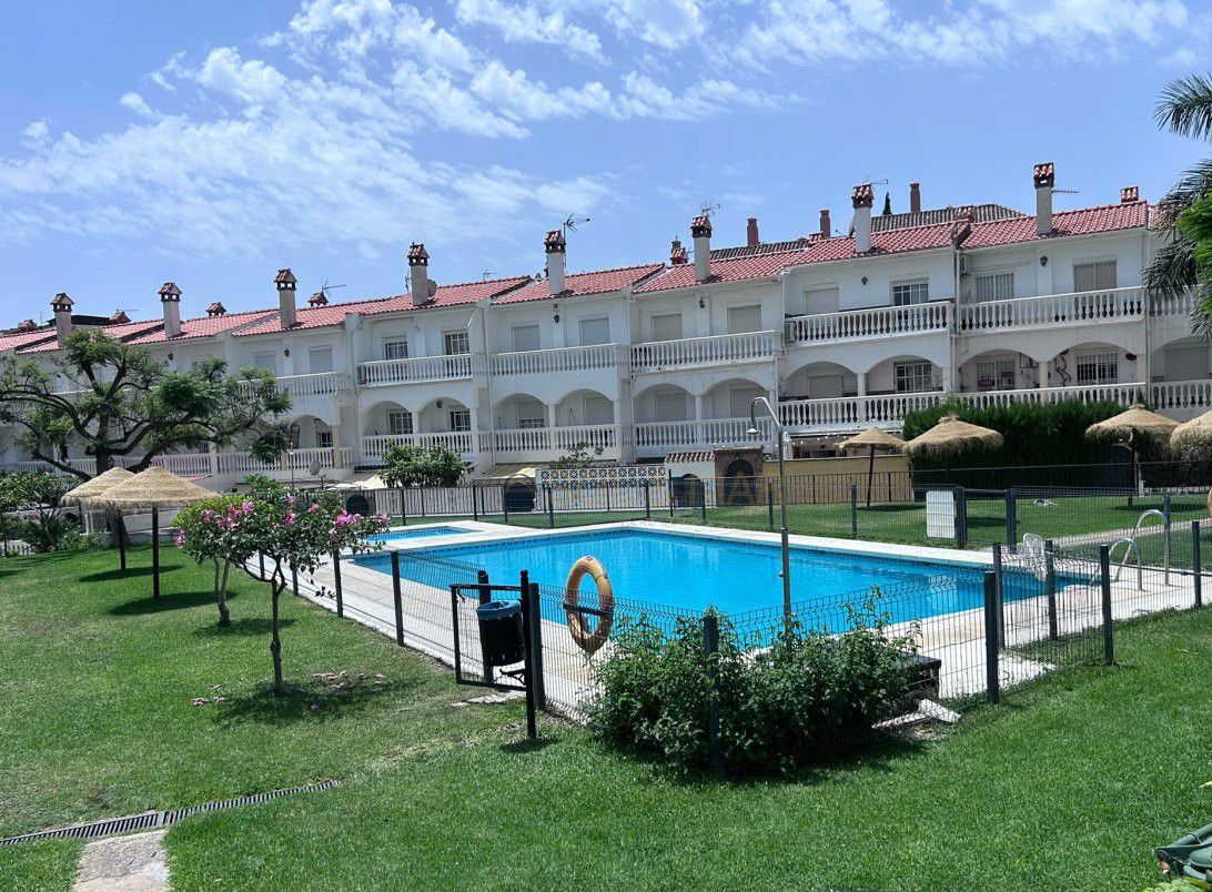 Piscina de Casa adosada en venta en Benalmádena con Terraza, Trastero y Piscina comunitaria