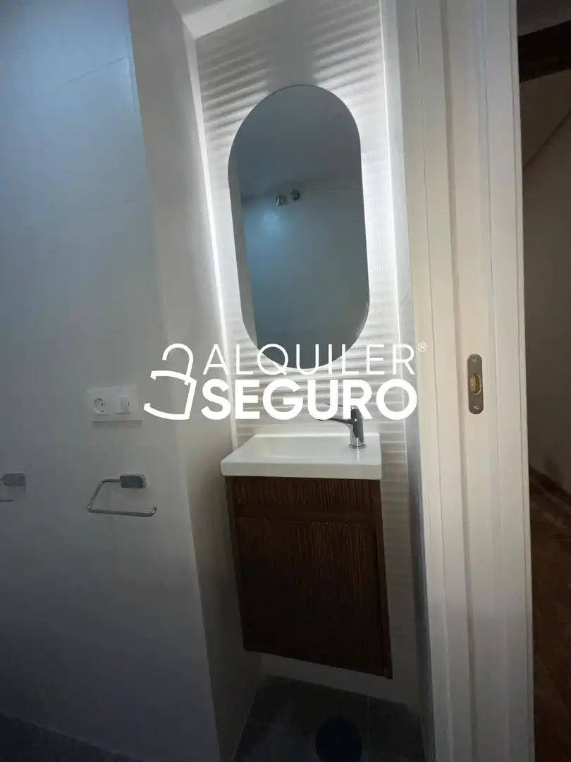 Bany de Pis de lloguer en Sevilla amb Aire condicionat i Terrassa